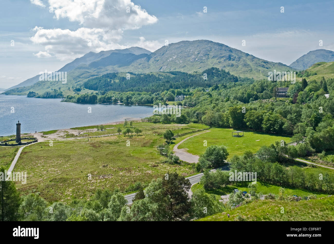 Prinz Charles Edward Denkmal am Glenfinnan in Schottland mit Loch Shiel & Beinn Odhar Bheag im Hintergrund. Stockfoto