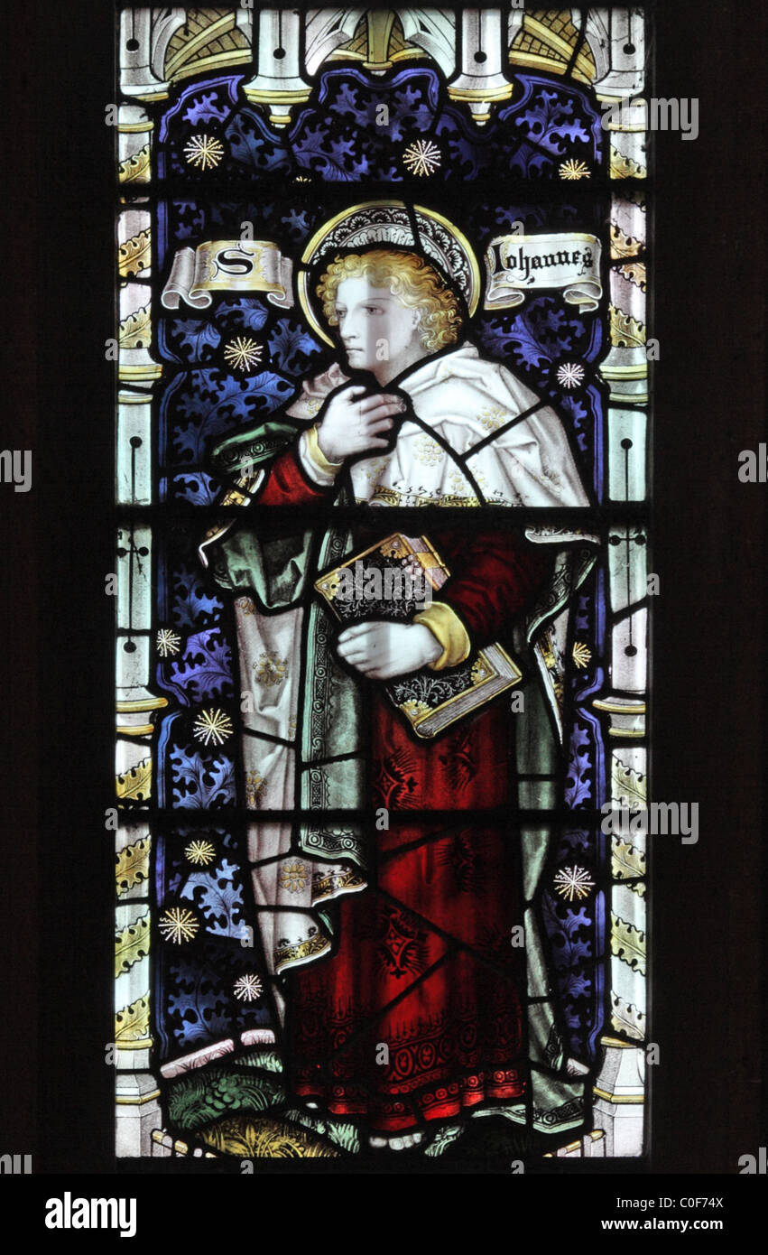 Ein Buntglasfenster von C E Kempe & Co., in dem der Evangelist des hl. Johannes bei der Kreuzigung dargestellt wird. St. John Baptist Church, North Luffenham, Rutland Stockfoto