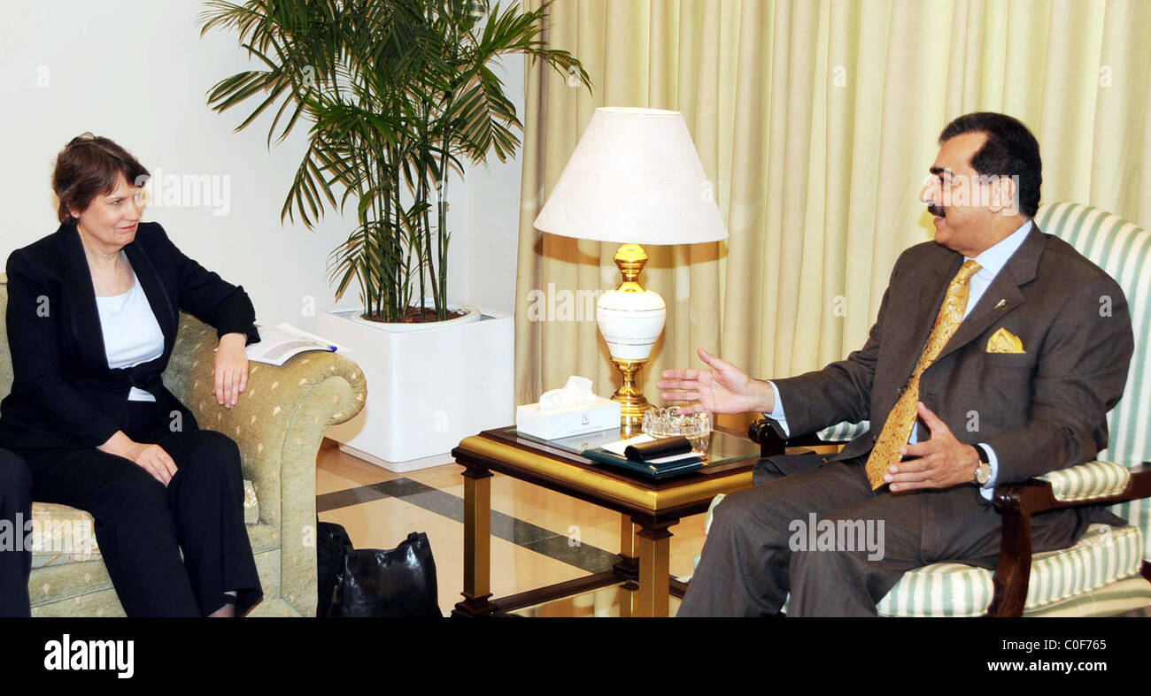 Herr Ministerpräsident, tauscht Syed Yousuf Raza Gilani Ansichten mit UNDP Administrator, Helen Clark bei Treffen im PM House im Islam Stockfoto