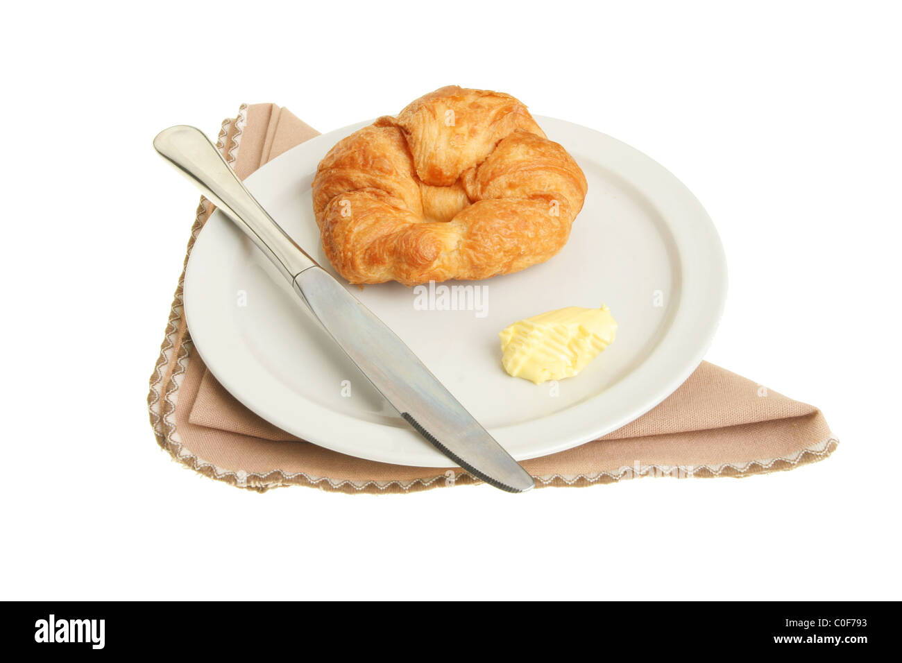 Croissant auf einem Teller mit Butter und ein Messer Stockfoto
