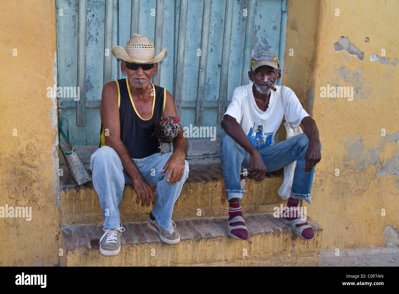 Alte Männer mit Zigarren sitzt auf der Treppe in der Nähe von Plaza Mayor, Trinidad Kuba Stockfoto