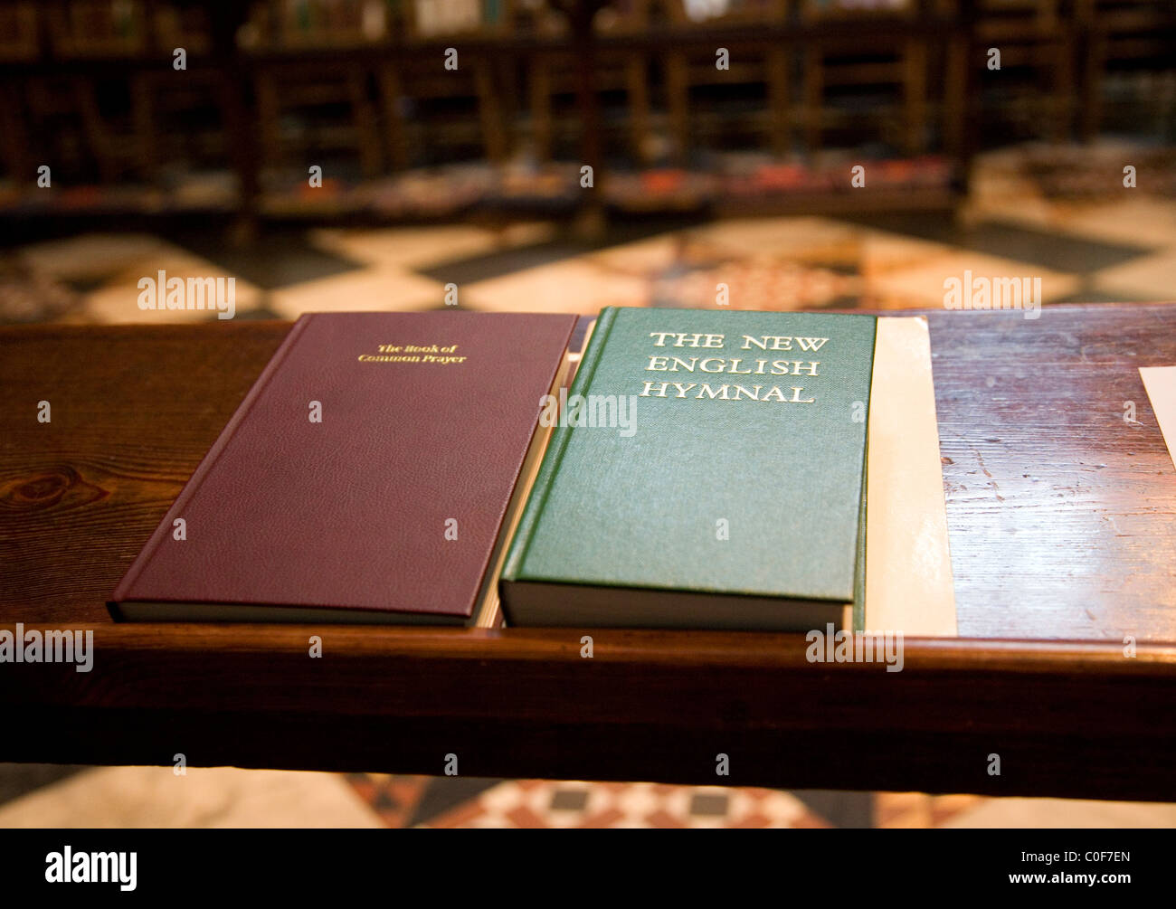 Bücher des gemeinsamen Gebetes und Gesangbüchern an Ely Kathedrale Stockfoto