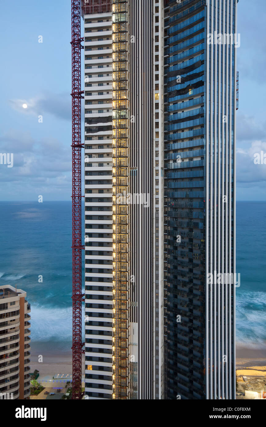 Hochhaus während der Bauphase in der Dämmerung Stockfoto