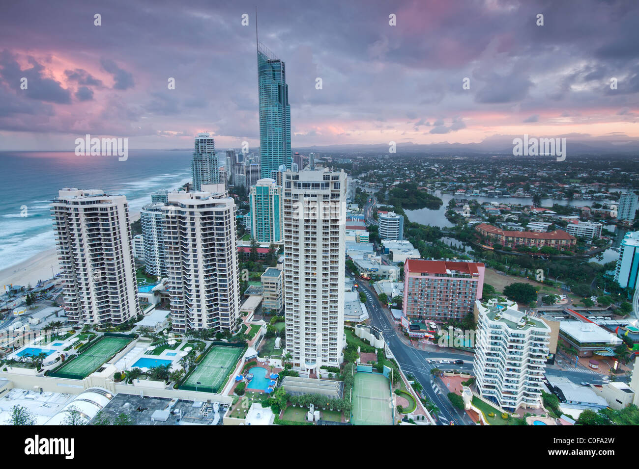 Blick über die moderne Stadt in der Dämmerung Stockfoto