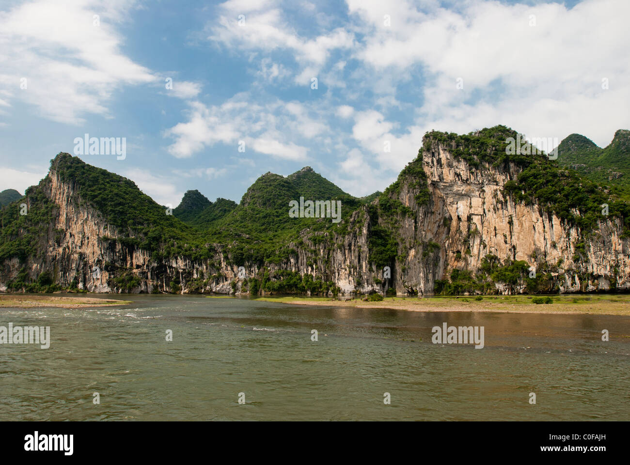 Li-Fluss-Ufer auf einem Weg von Guilin nach Yangshuo Stockfoto