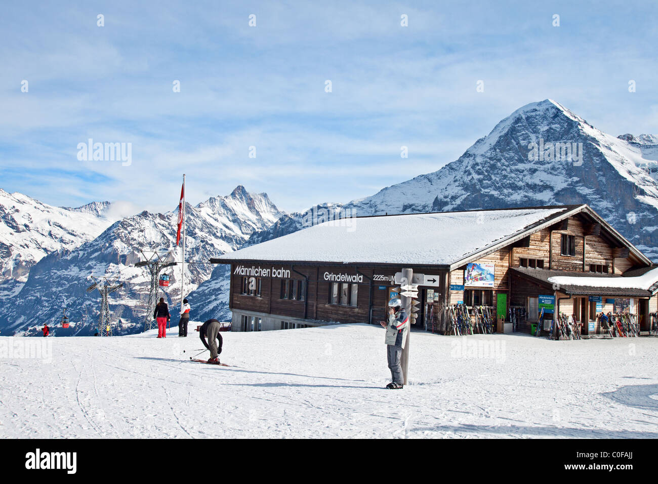 Männlichen oberen Skilift Talstation mit Mt Eiger im Hintergrund, Berner Oberland, Schweiz. Stockfoto