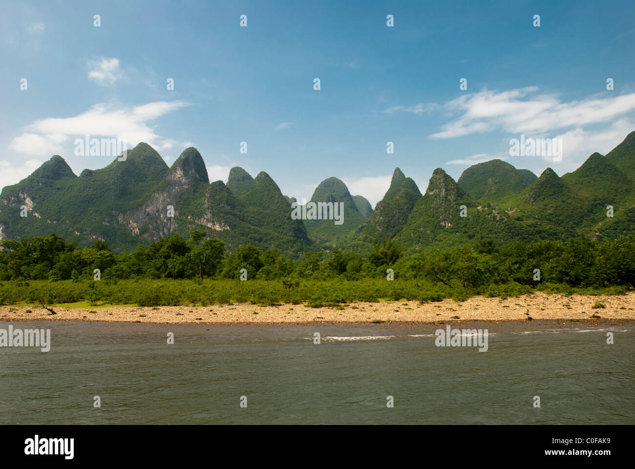 Li-Fluss-Ufer auf einem Weg von Guilin nach Yangshuo Stockfoto
