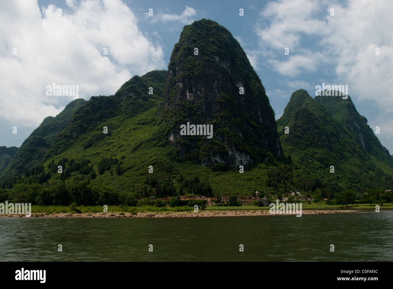 Li-Fluss-Ufer auf einem Weg von Guilin nach Yangshuo Stockfoto