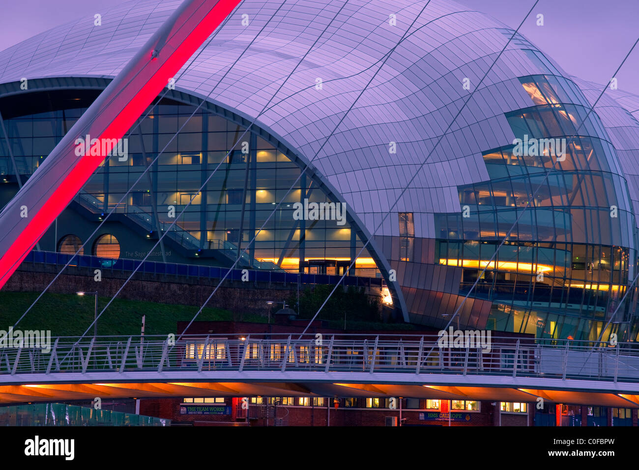 Millennium Bridge und The Sage Centre Gateshead Newcastle upon Tyne Northumberland England in der Dämmerung Stockfoto