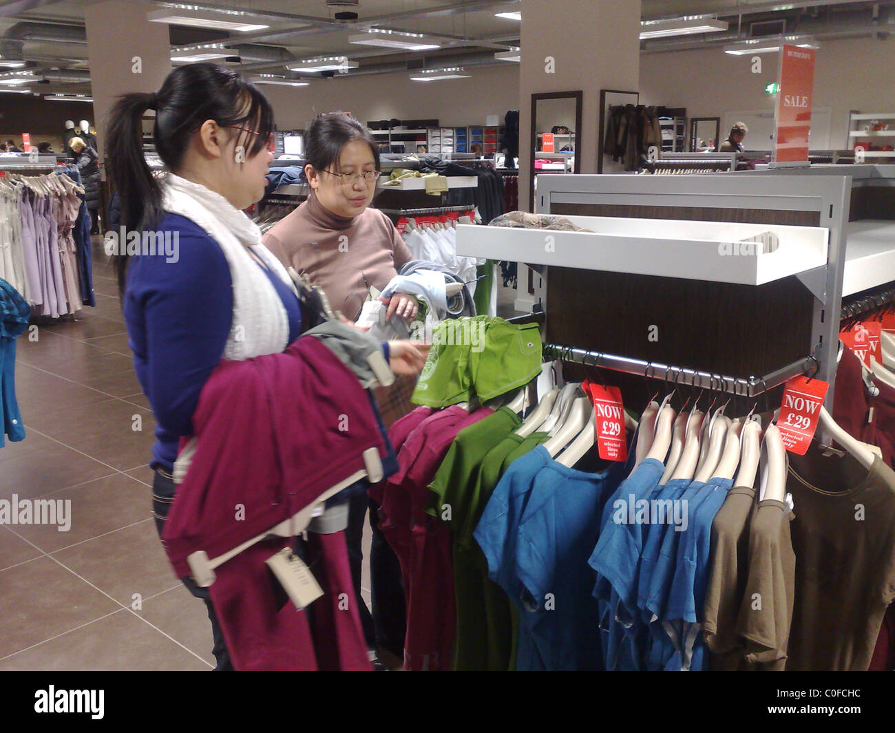 VEREINIGTES KÖNIGREICH. CHINESISCHE KÄUFER BURBERY OUTLET RABATT SPEICHERN IN HACKNEY, LONDON Stockfoto