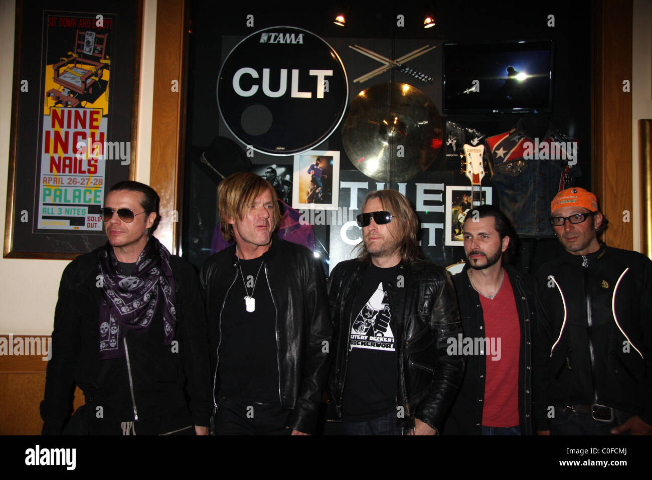 Billy Duffy John Tempesta Mike Dimkitch Ian Astbury Chris Wyse The Cult Werden Mit Einem Fall Anzeige Ihrer Legendaren Geehrt Stockfotografie Alamy