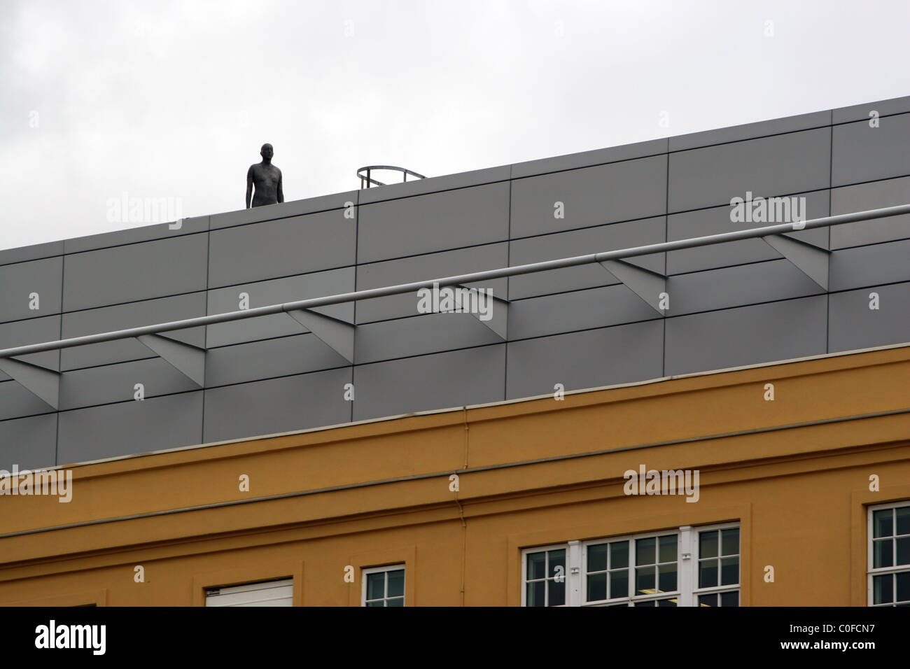 Event Horizon ist der Name einer Skulptur im öffentlichen Raum Installation durch den englischen Künstler Antony Gormley. Southbank, London UK. Stockfoto
