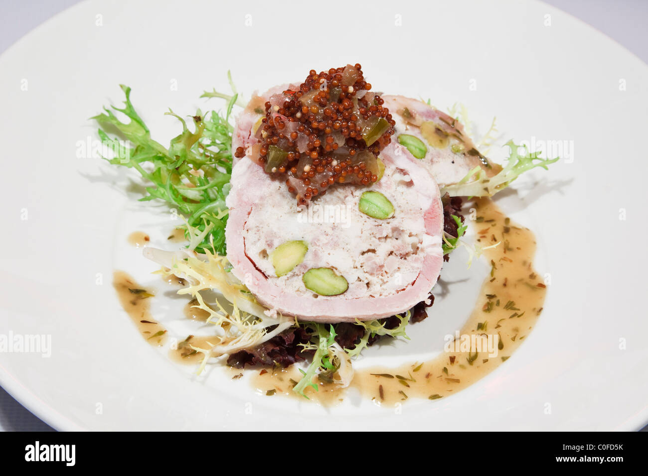 Gourmet-pikante Schinken-Mousse Berry und Salat mit Kräuter-Sauce Anfängerkurs auf einer Platte von oben Stockfoto