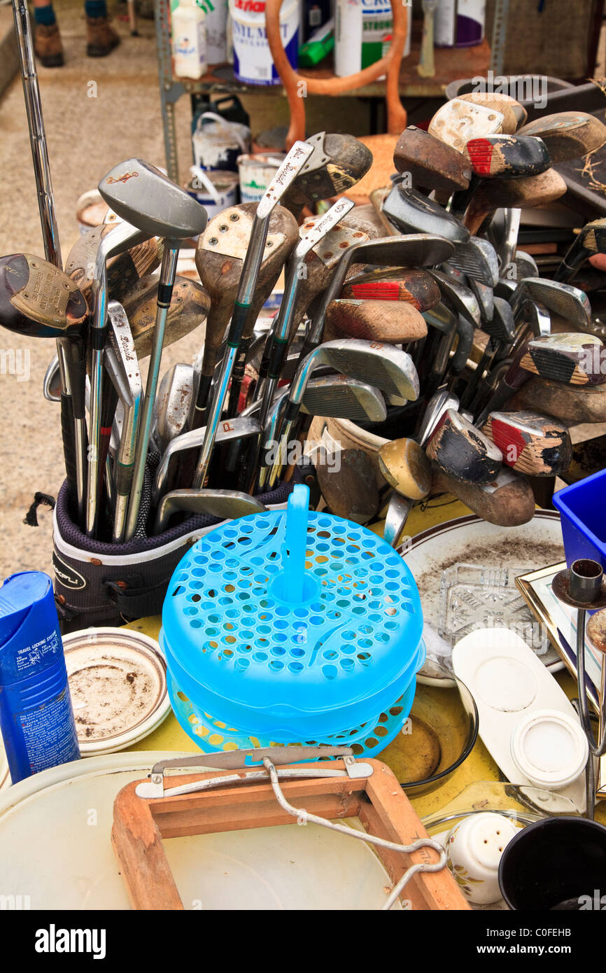 Einige Golf-Clubs in einem kleinen Recyclingzentrum in Devon Recycling Stockfoto