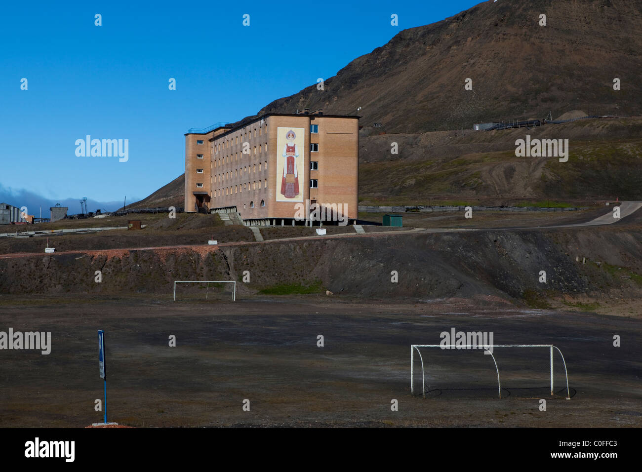 Fußballplatz in Barentsburg, russische Kohle Bergbaustadt in der norwegischen Archipelego von Spitzbergen. Stockfoto