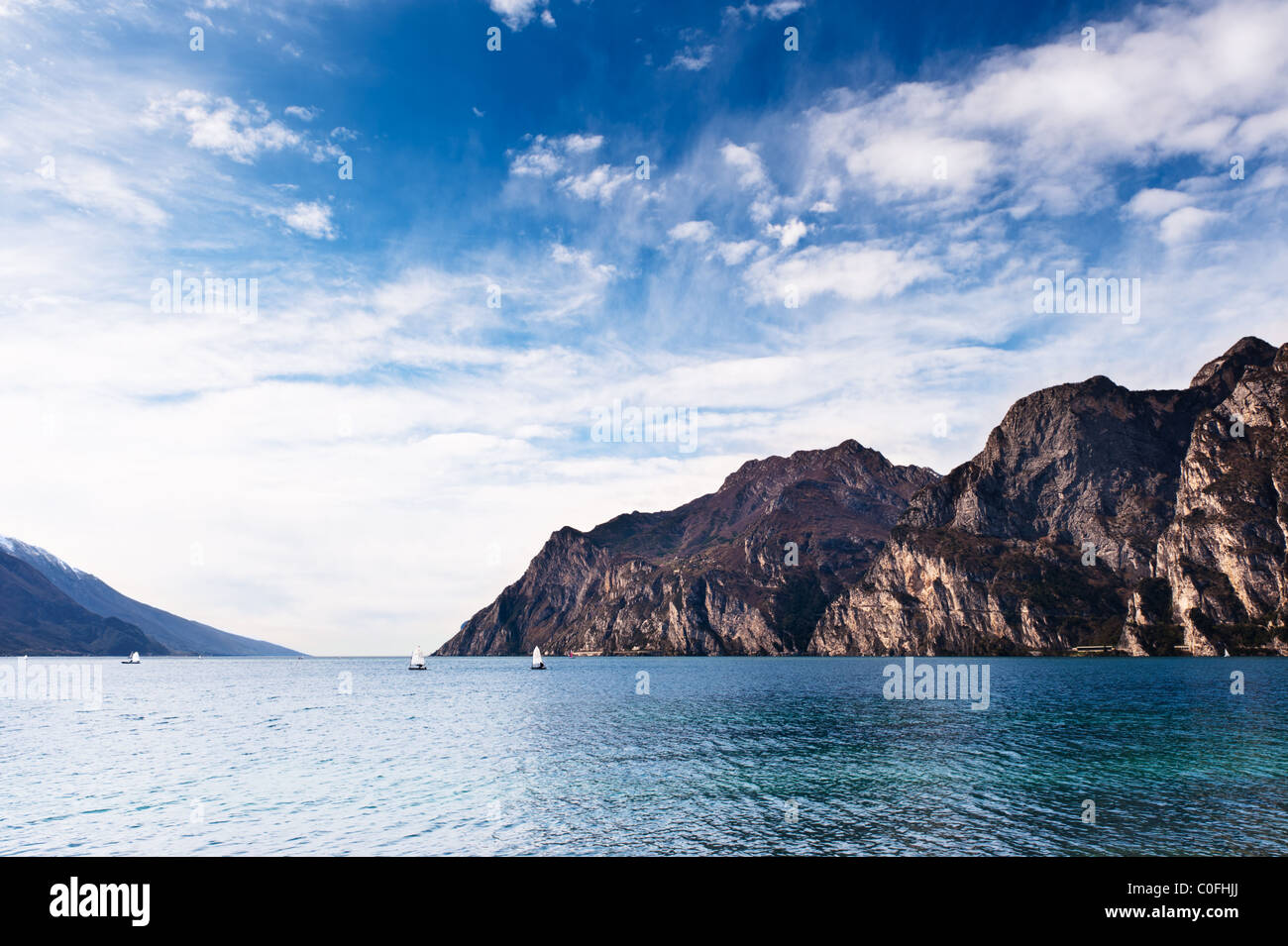 Bergsee Lago di Garda. Riva del Garda Seitenansicht. Beliebte touristische, Segeln und Windsurfen Ziel. Stockfoto