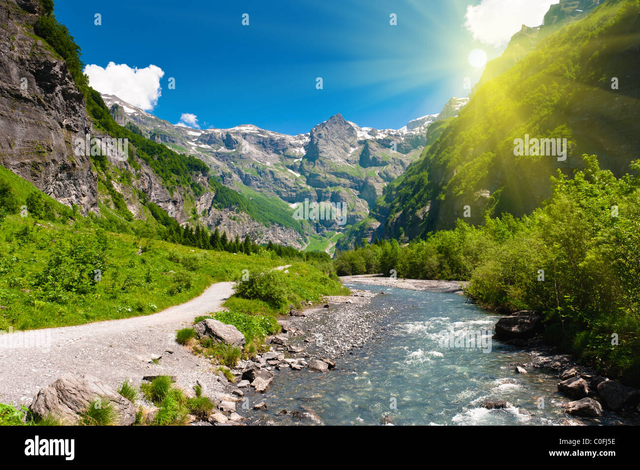 Idyllischen Alpental mit Fluss und Wandern Bergweg in Sonnenstrahlen. Sixt Fer ein Cheval national reserve, Frankreich Stockfoto