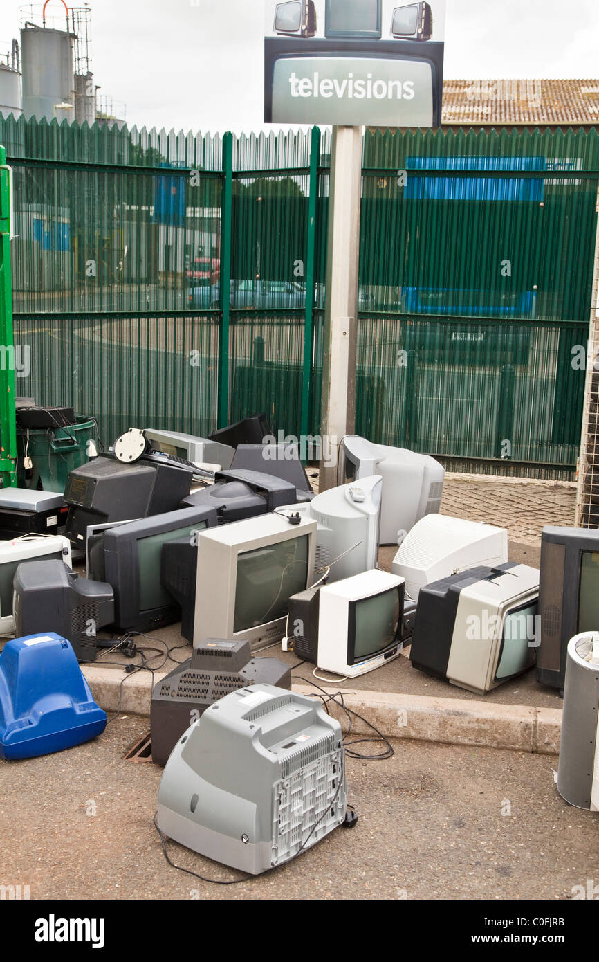 Recycling-Fernseher in einem Recycling-Center in der kleinen Stadt Stockfoto