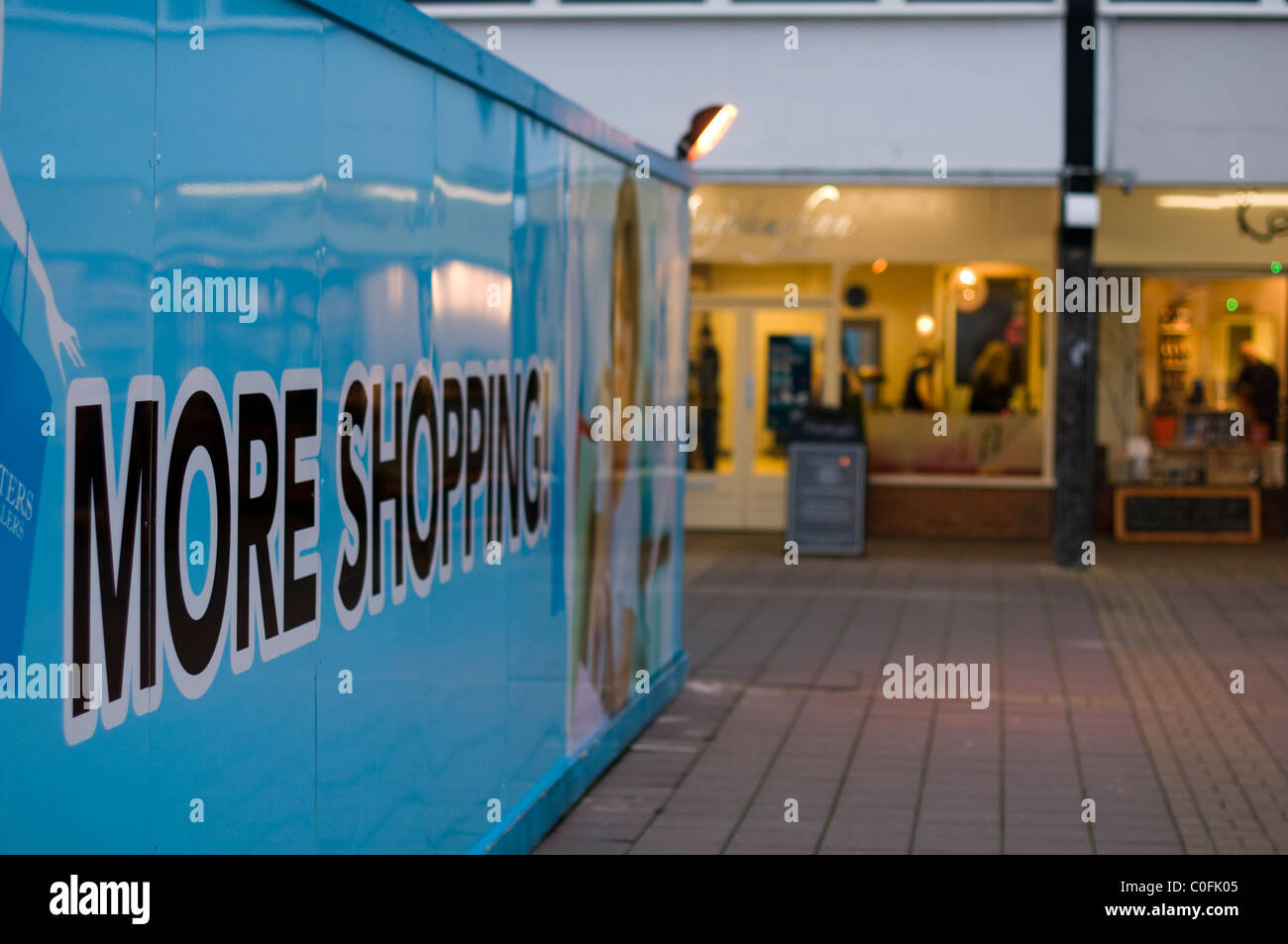 Board Werbung mehr shopping in Kürze im Talisman Square, Kenilworth, Warwickshire. Stockfoto