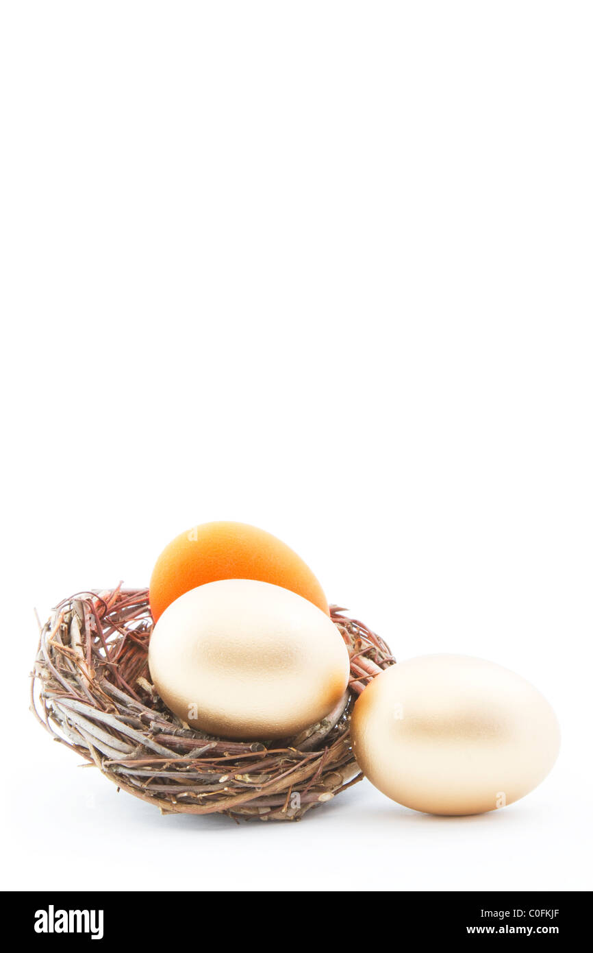 Roten Notgroschen mit zwei, goldenen Nest Eiern zeigt finanzielle Schwierigkeiten für Einsparungen, Pensionierungen, sogar Staatshaushalte. Stockfoto