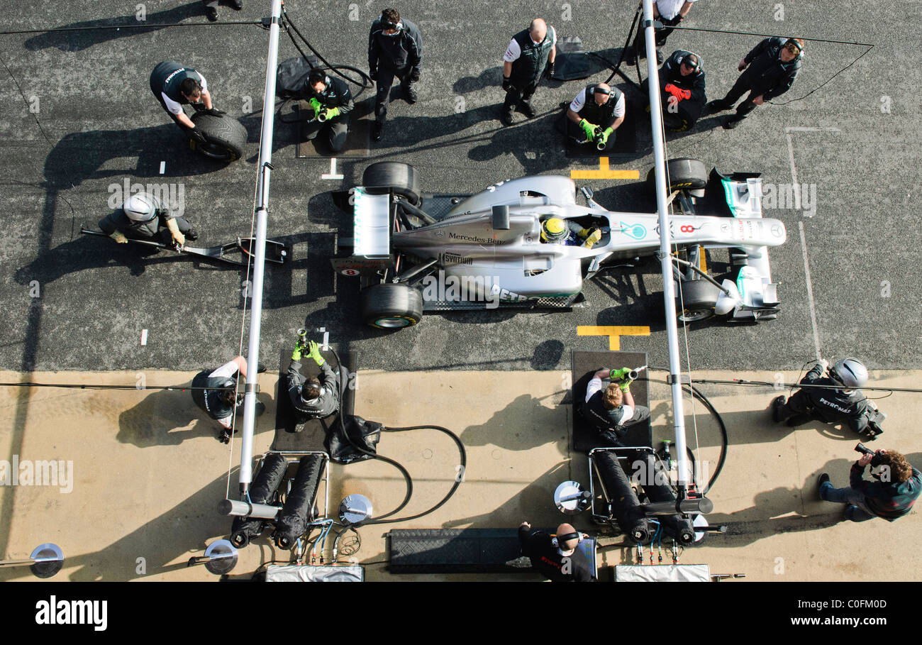 PitStop Crew wechselt Reifen von Intermediates auf Slicks auf Mercedes GP  W02 Formel1 Rennwagen von Nico Rosberg Stockfotografie - Alamy
