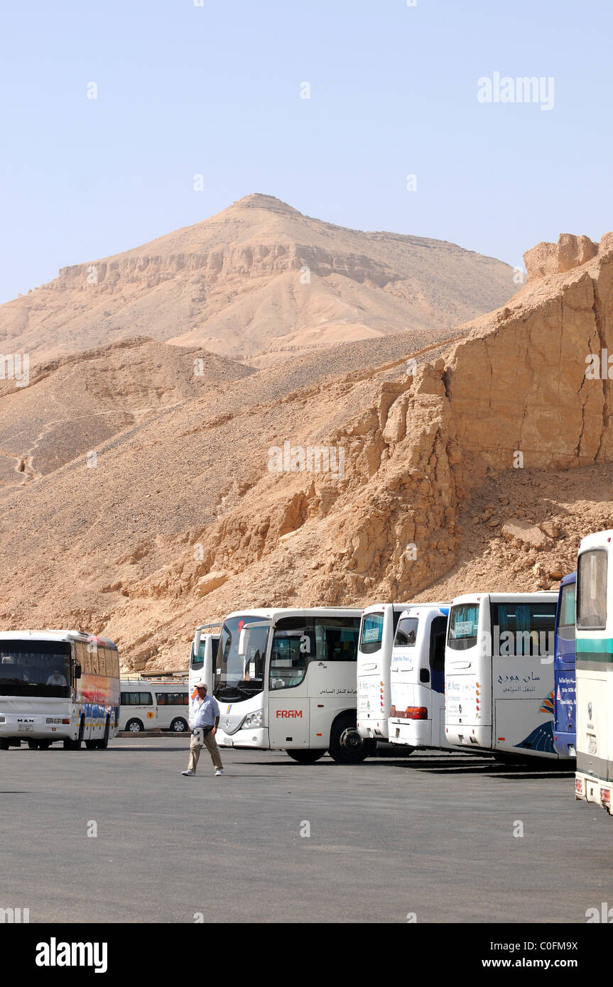 Busparkplatz, das Tal der Könige, Ägypten Stockfoto