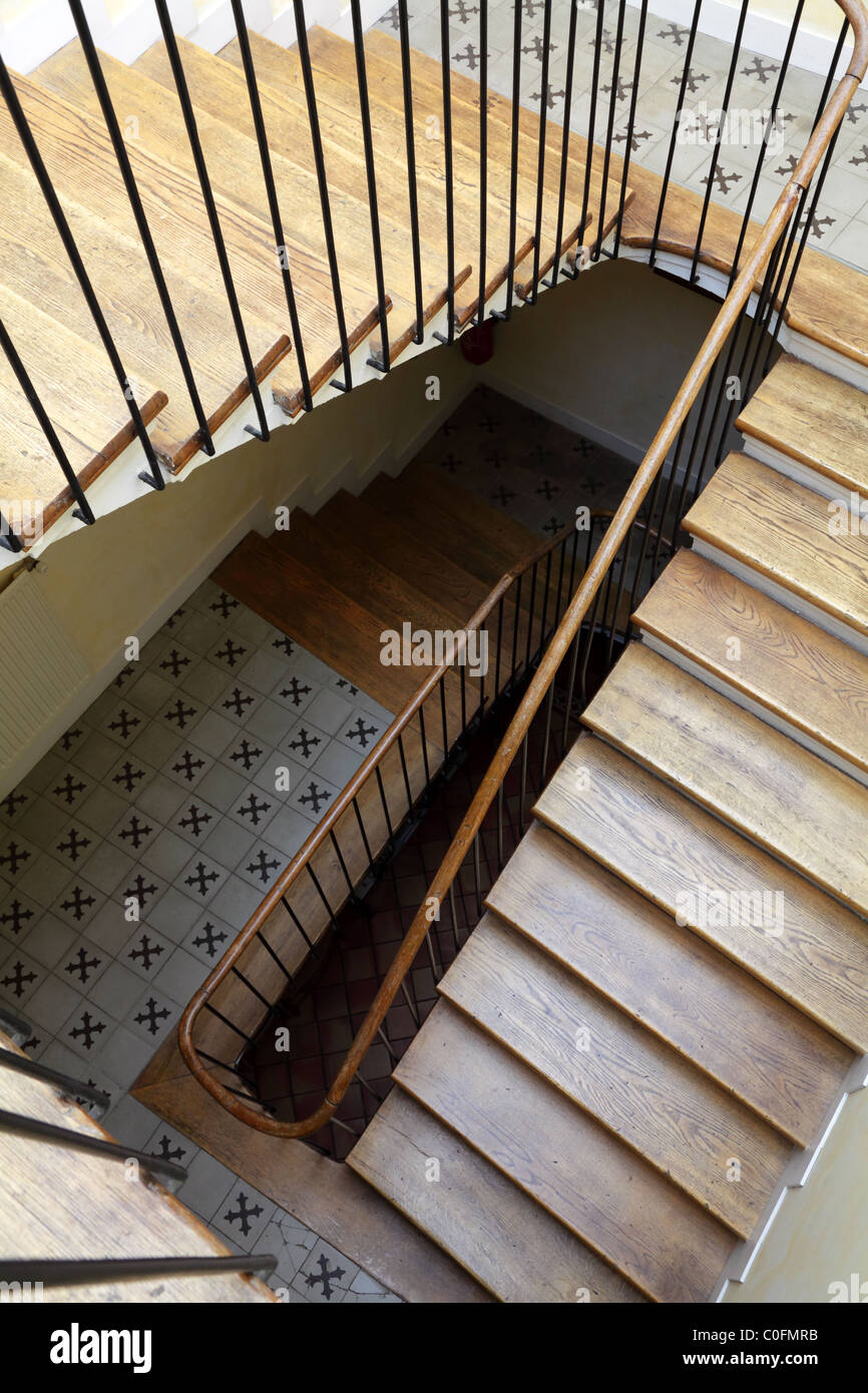 Treppe mit Holzstufen Stockfoto