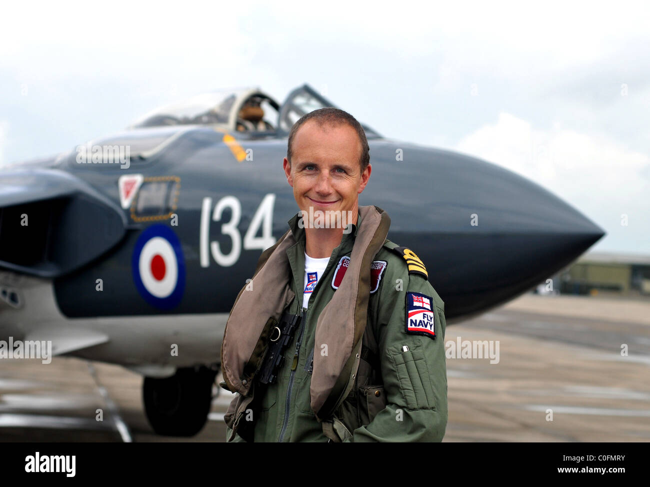 Lt-Cdr Matt Whitfield, der fliegt ein Sea Vixen steht man vor der de Havilland DH.110 Sea Vixen Stockfoto