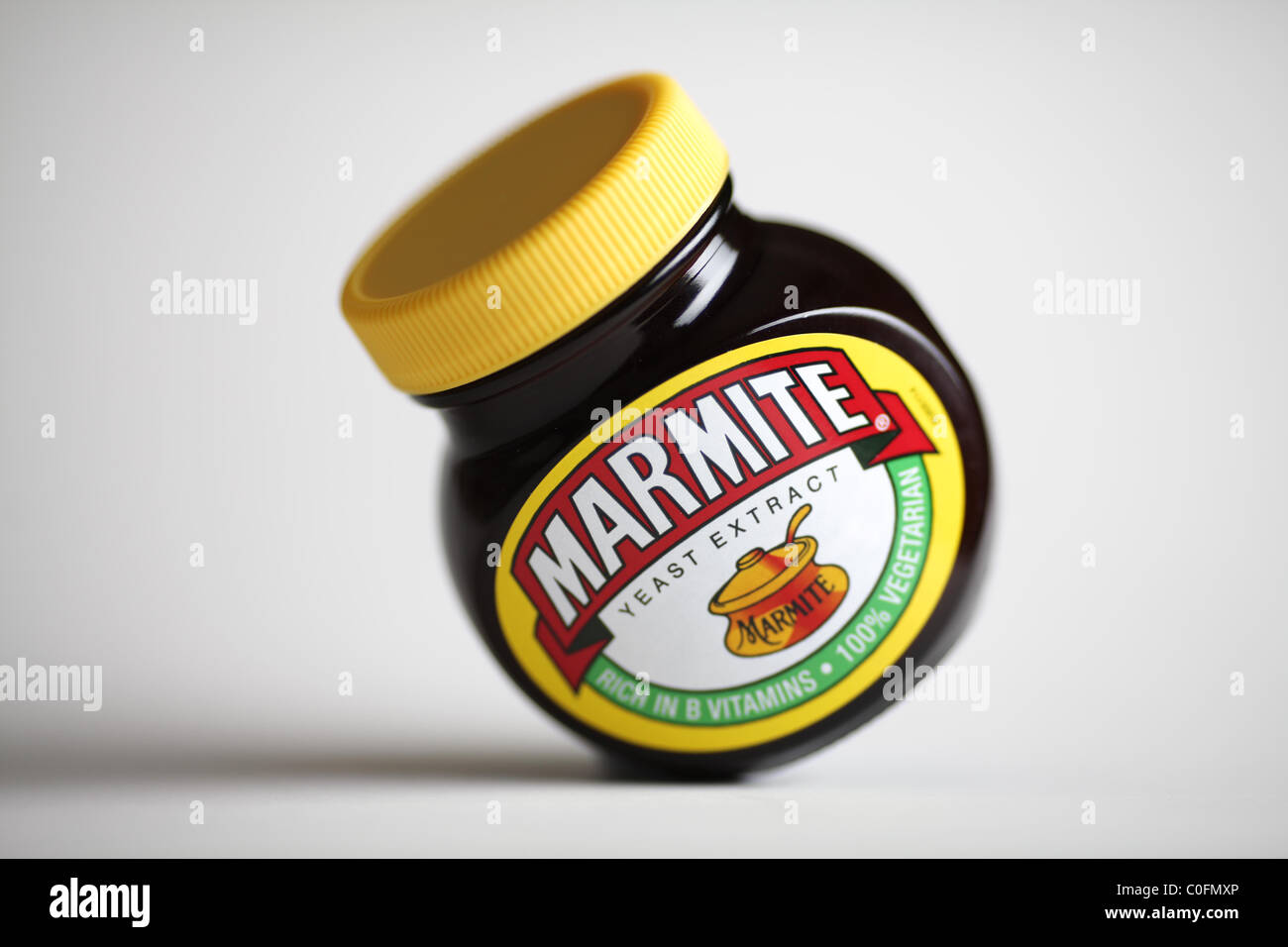 Ein Glas mit Marmite. Stockfoto