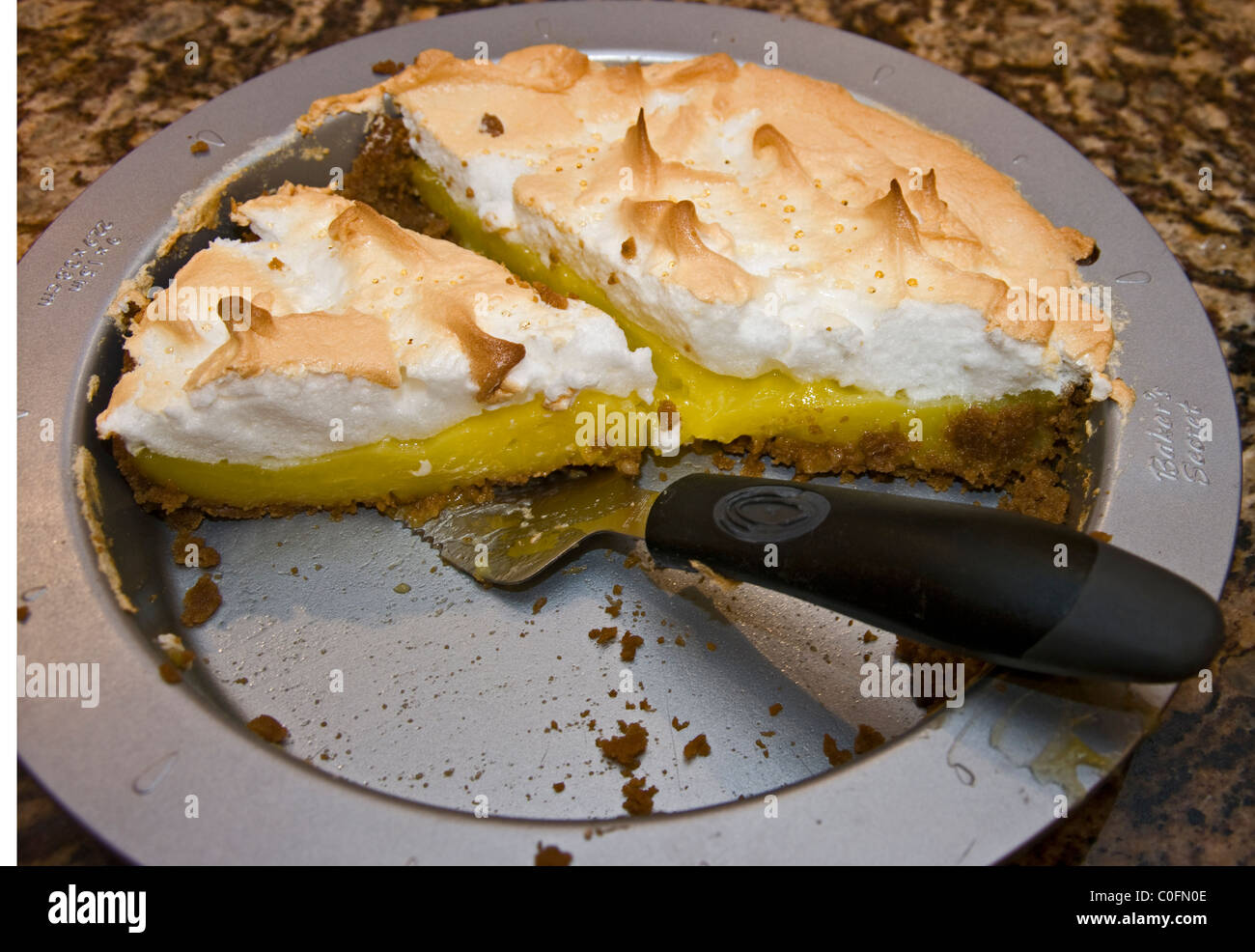 Zitronenbaisertorte scheibe -Fotos und -Bildmaterial in hoher Auflösung ... Zitronenbaisertorte scheibe -Fotos und -Bildmaterial in hoher Auflösung ...