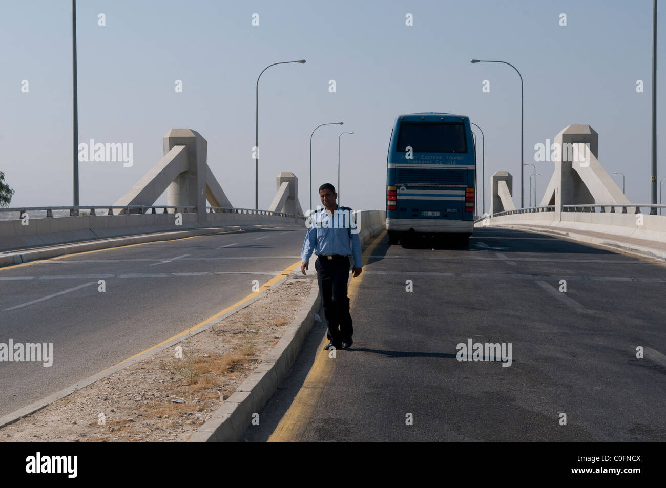 Der jordanische Polizist läuft an der Allenby-Brücke, die auch als König Hussein Grenzübergang zwischen Israel und Jordanien im Jordantal bekannt ist Stockfoto