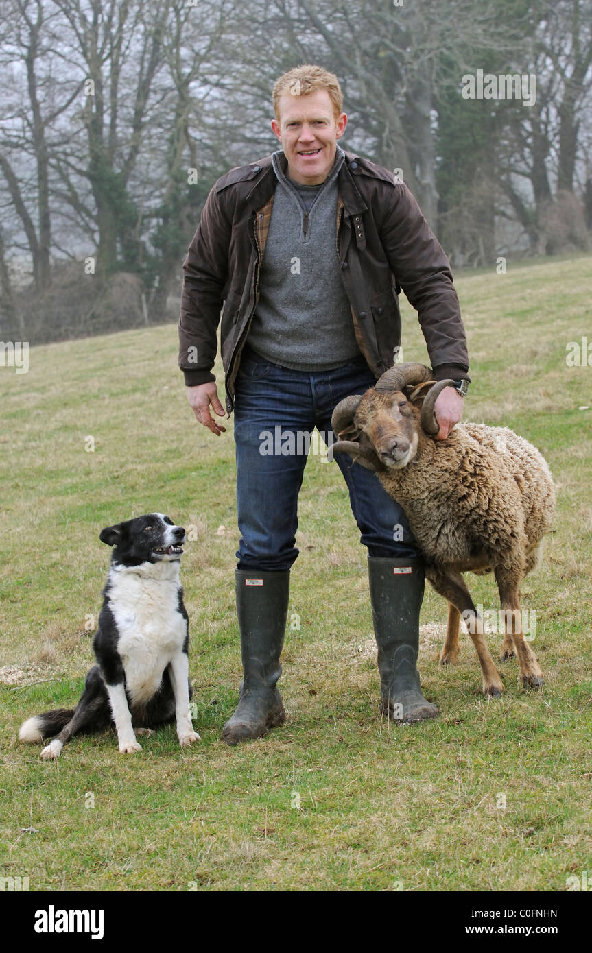 Adam Henson Cotswold Bauer mit seinem Hund und eine seltene Rassen Soay Ram auf Adams Hof. BBC Countryfile TV-Moderatorin Stockfoto