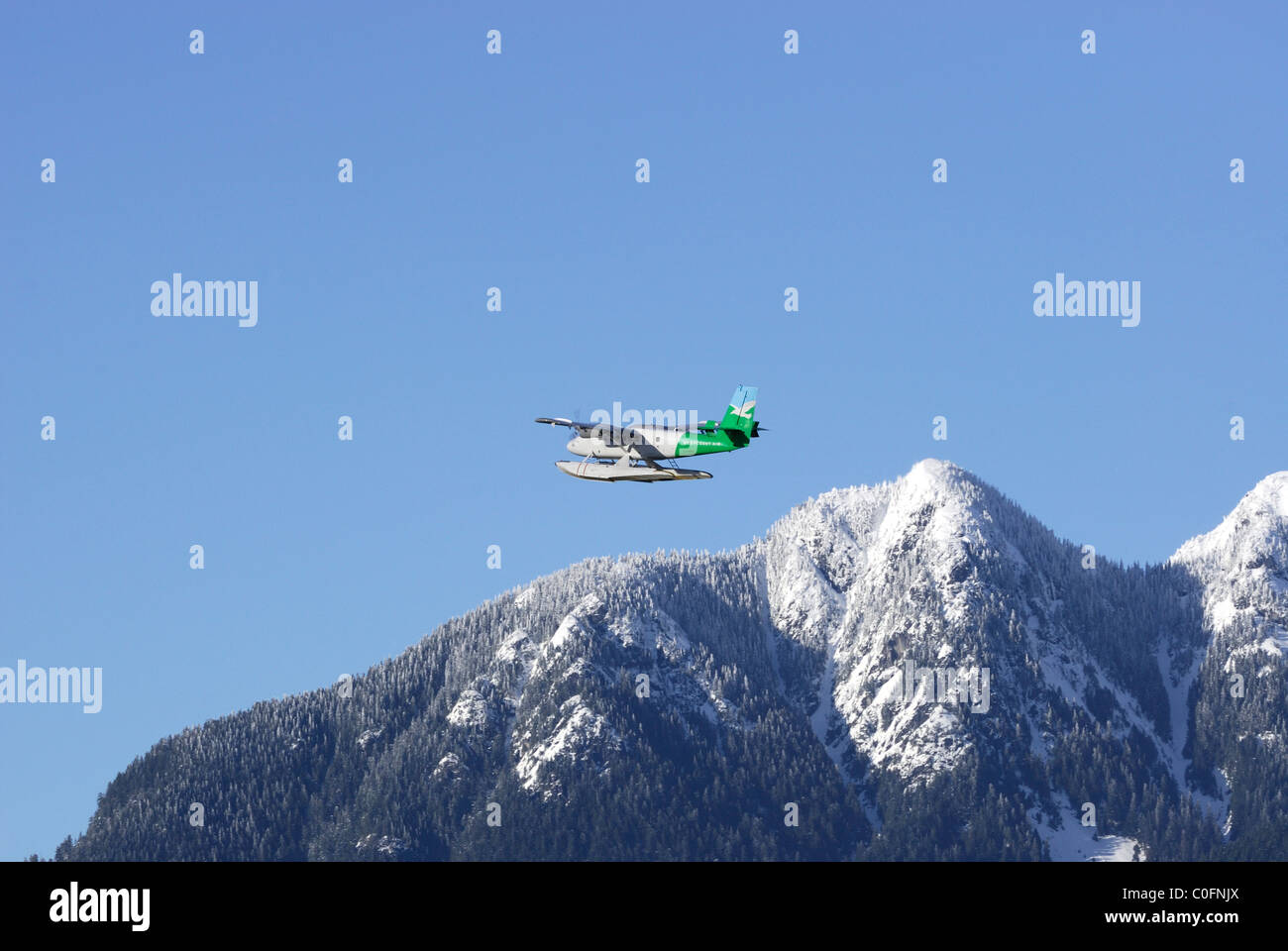 Westcoast Luft Dehavilland Twin Otter aus Vancouver fliegen über den Schnee bedeckt Coastal Mountains von British Columbia. Stockfoto