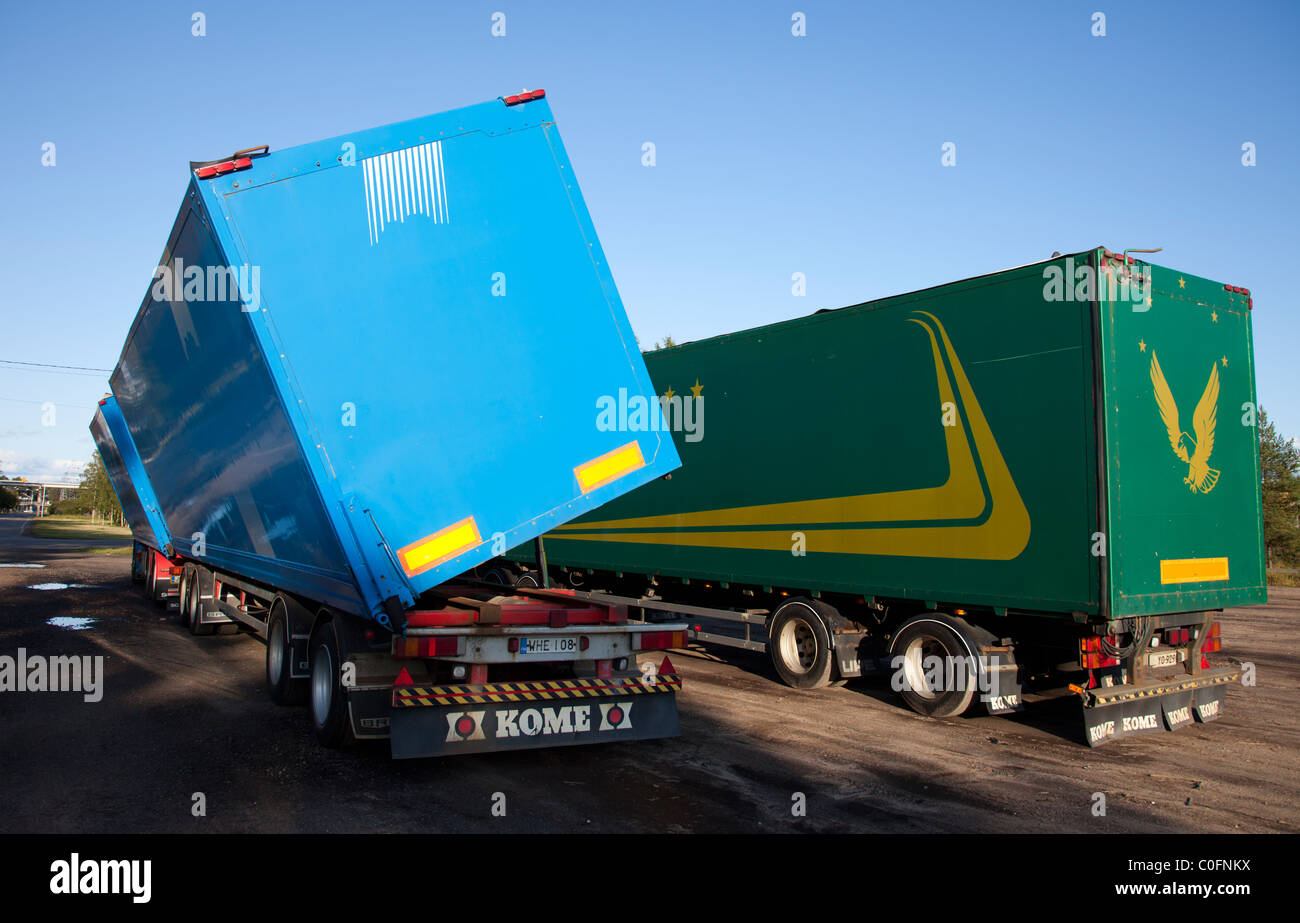 Kipp Side Dump Anhänger (SDT) auf einem Torftransport LKW, Finnland Stockfoto