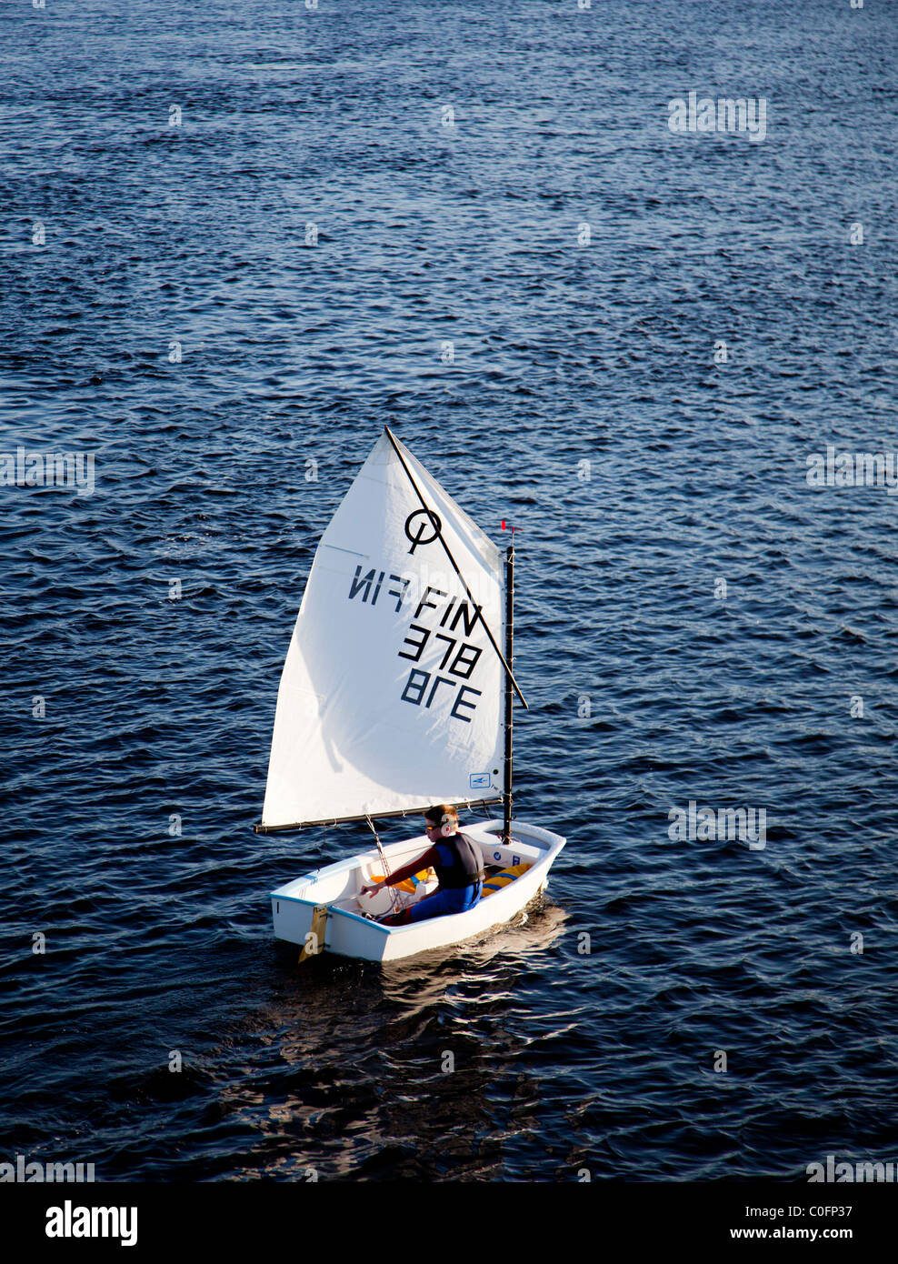 Kleiner Junge mit einem kleinen Segelboot Finnland alleine Segeln Stockfoto