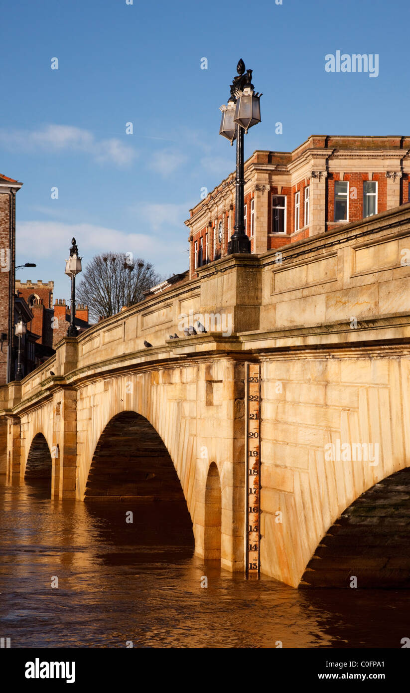 Ouse Brücke über den überfluteten Fluss Ouse, York. Februar 2011. Yorkshire, England, Vereinigtes Königreich Stockfoto