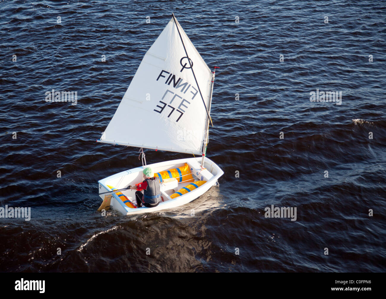 Kleiner Junge mit einem kleinen Segelboot Finnland alleine Segeln Stockfoto