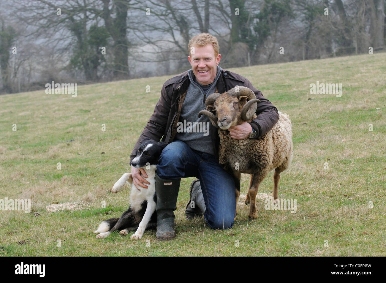 Adam Henson Cotswold Bauer mit seinem Hund und eine seltene Rassen Soay Ram auf Adams Hof. BBC Countryfile TV-Moderatorin Stockfoto