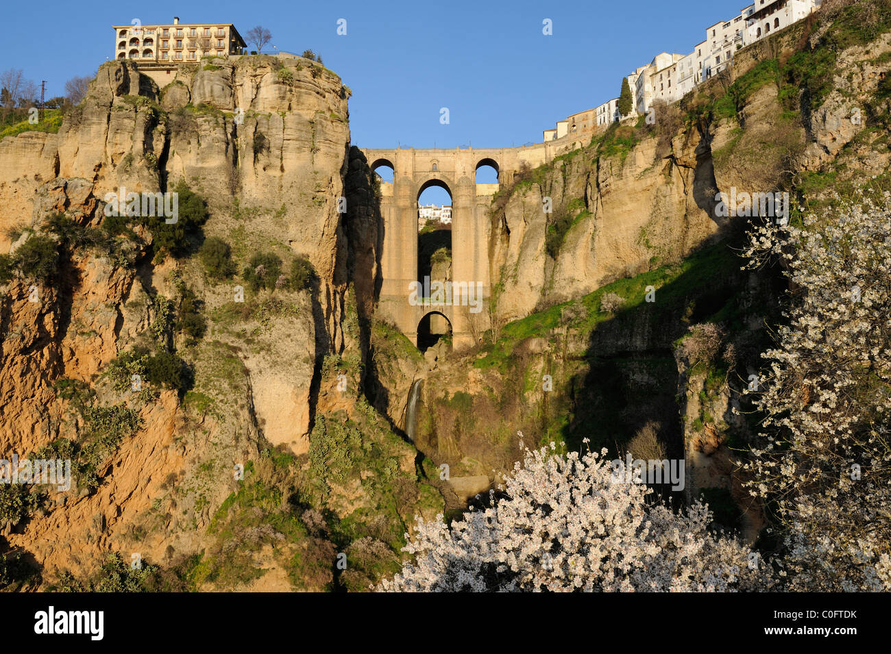 Ronda Tajo sonnenüberfluteten Bild Puente Nuevo Canyon Schlucht im Landesinneren "Costa Del Sol" Reisen Andalusien Spanien Stockfoto