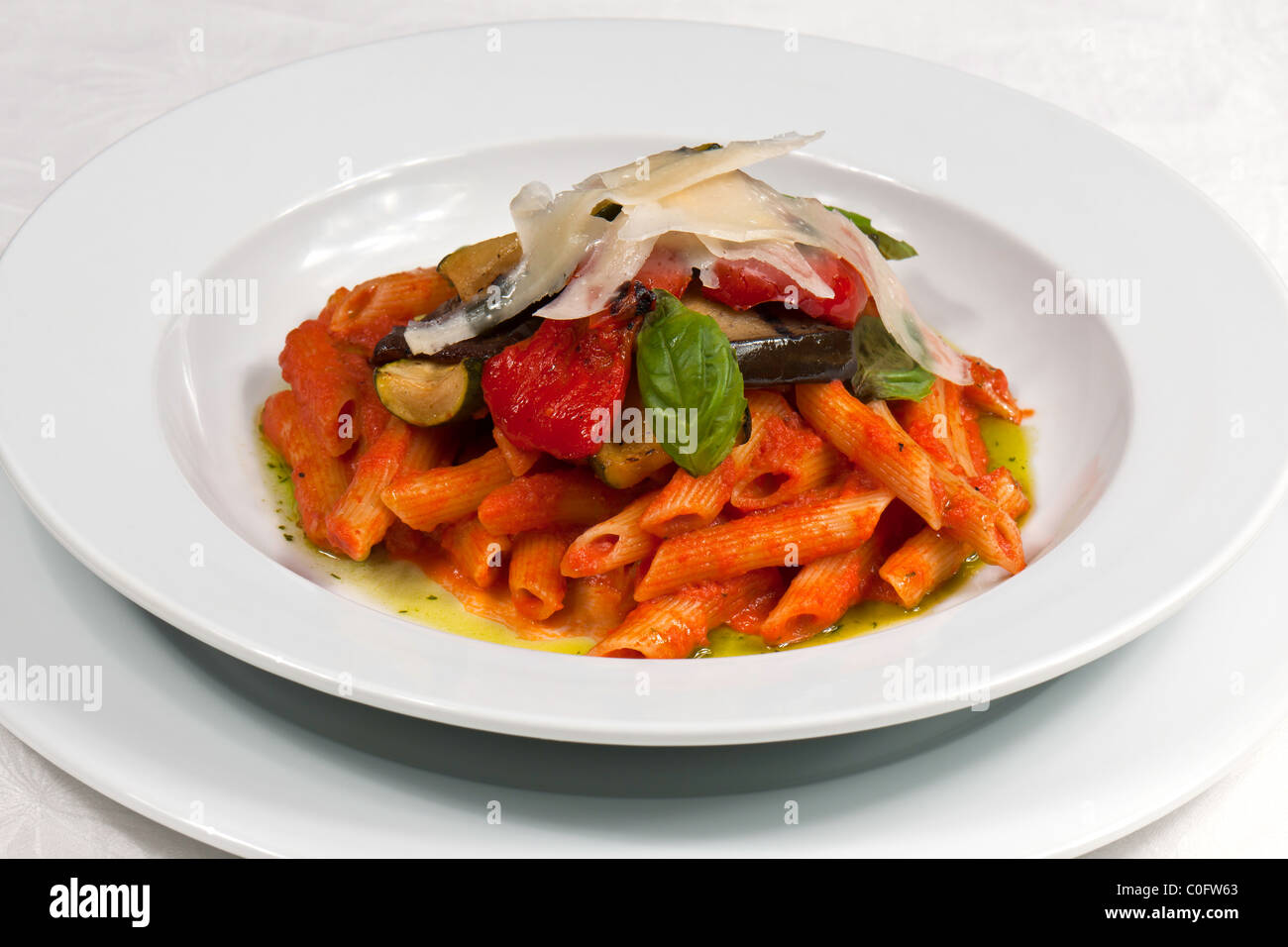 Kochs Präsentation Gericht - Blätter Gemüse Moussaka mit gemischtem Salat. Stockfoto