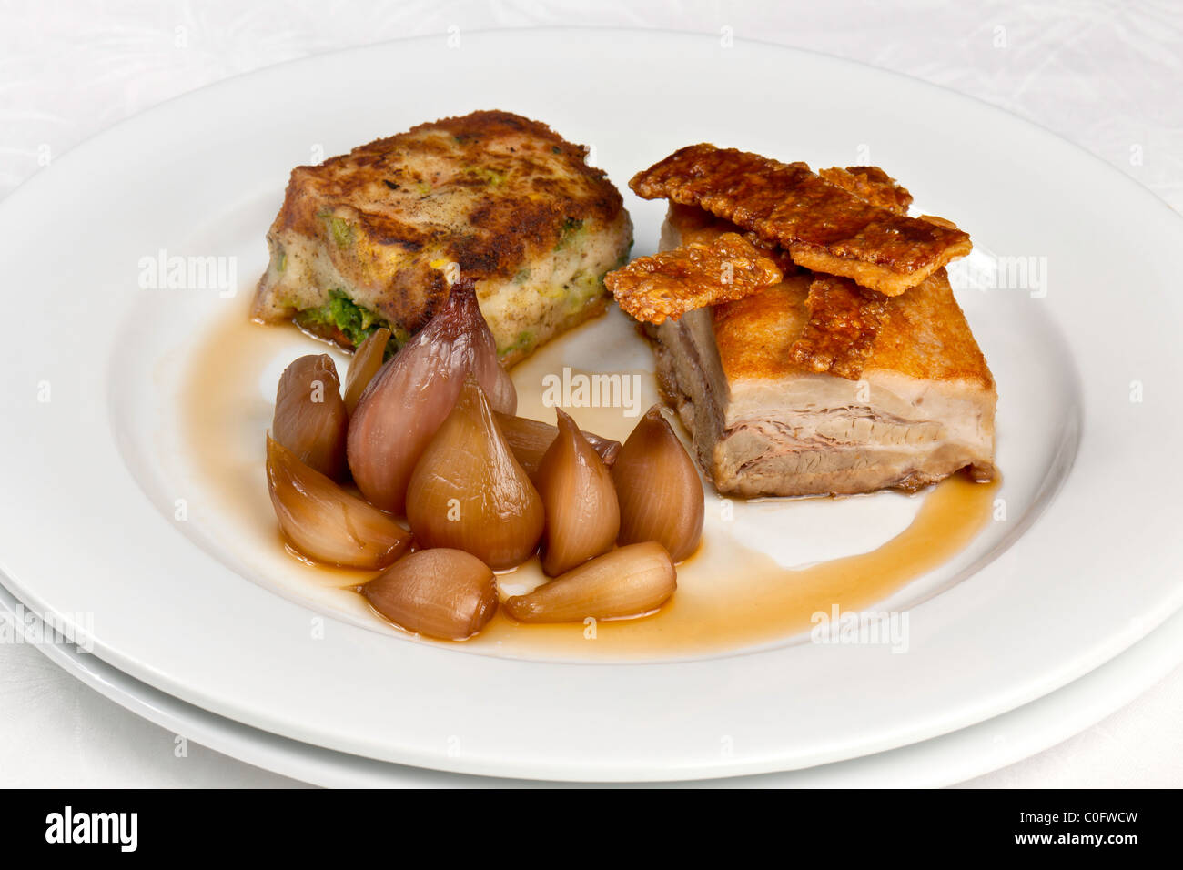 Kochs Präsentation Gericht - Aberdeen Angus Minute Steak mit Zwiebeln anbraten. Stockfoto