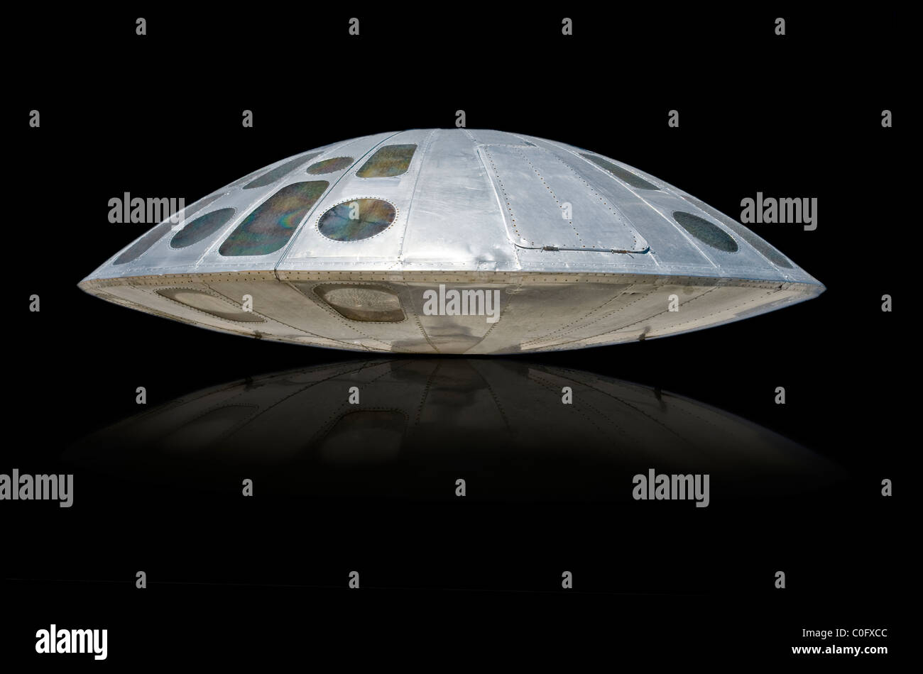 UFO Untertasse geformt Handwerk.  Anfang der 1960er Jahre Hof Kunst. Stockfoto