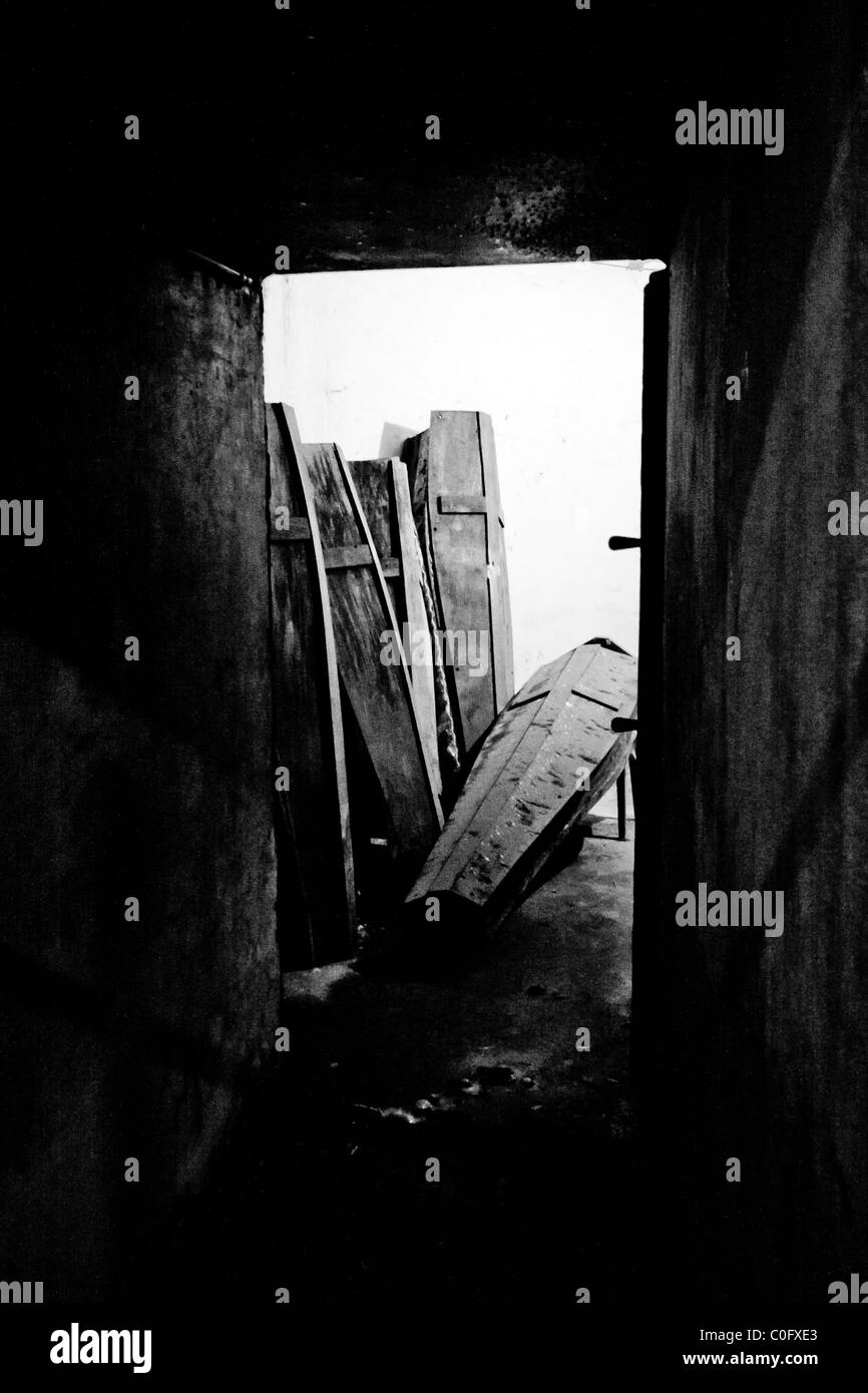 Sarg-Zimmer im Fort Breendonk, einem ehemaligen Nazi-Konzentrationslager in Belgien. Stockfoto
