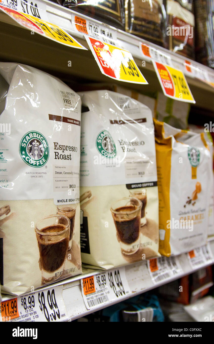 Starbucks Kaffeebohnen in Säcken auf Lebensmittelgeschäft Regalen in USA, USA. Stockfoto