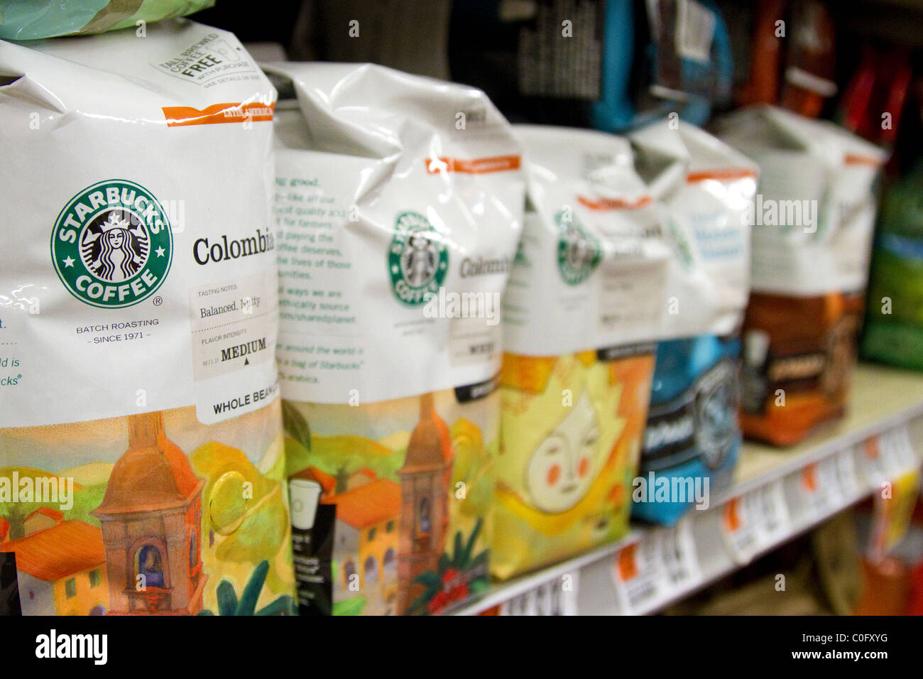 Starbucks Kaffeebohnen in Säcken auf Lebensmittelgeschäft Regalen in USA, USA. Stockfoto