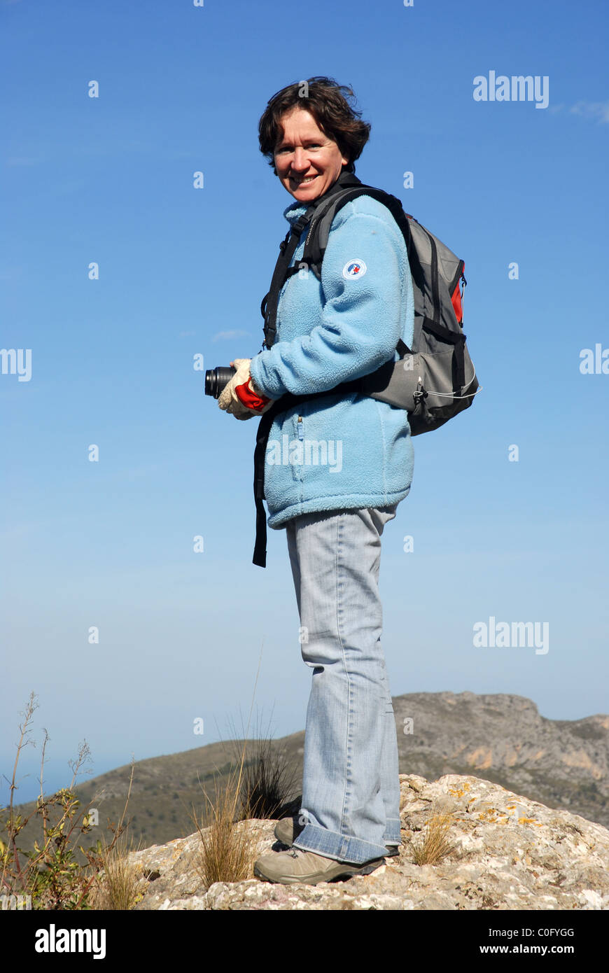 Frau Wanderer mit Kamera und Rucksack, Salta, Provinz Alicante, Valencia, Spanien Stockfoto