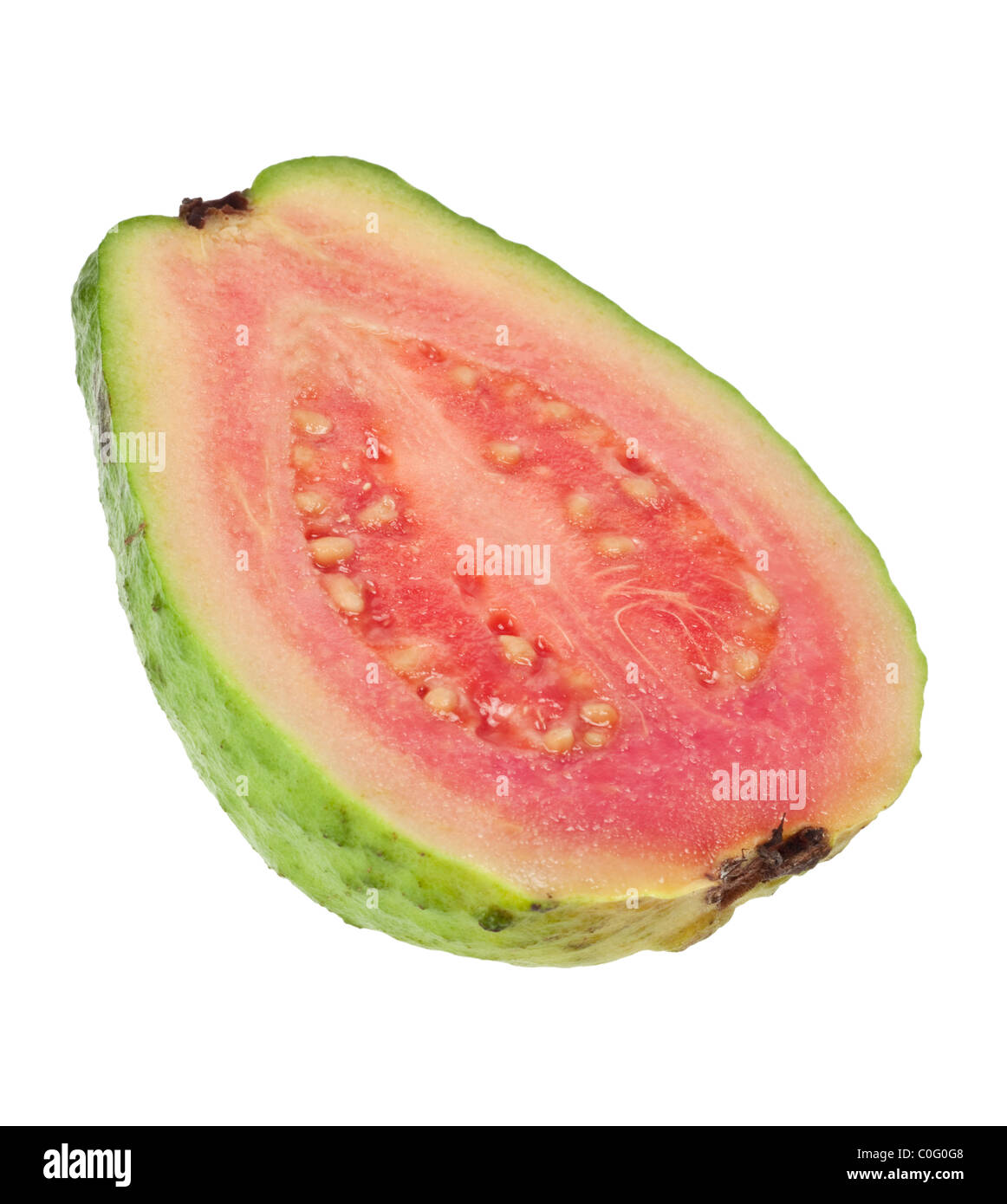 Querschnitt durch eine rosa Guave isoliert auf weißem Hintergrund Stockfoto