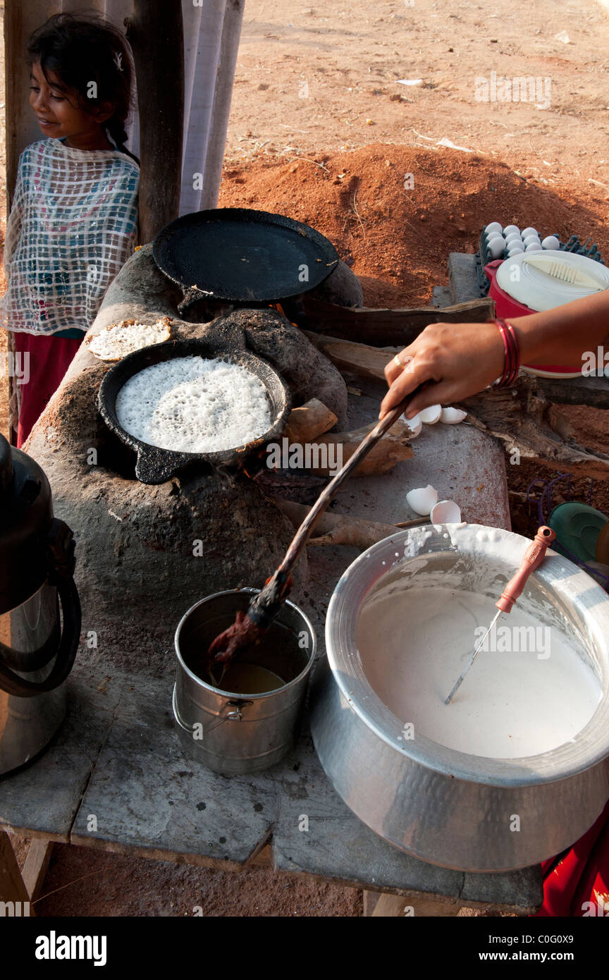 Kochen indische Dosa auf der Straße. Andhra Pradesh, Indien Stockfoto