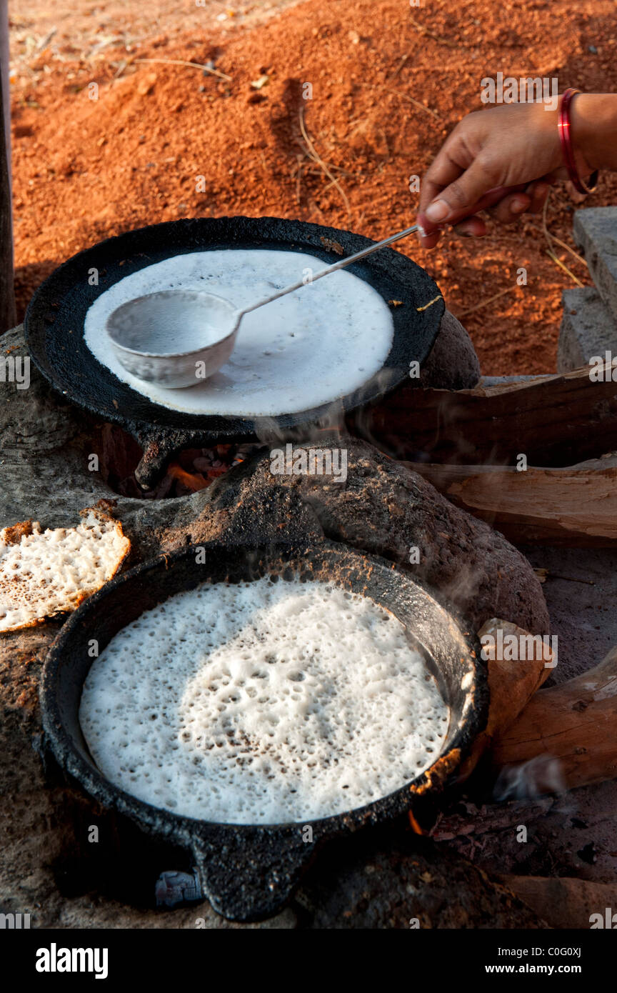 Kochen indische Dosa auf der Straße. Andhra Pradesh, Indien Stockfoto