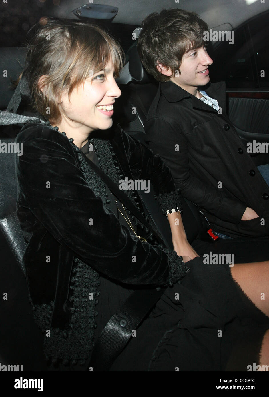 Alexa Chung und ihr Freund Alex Turner verlassen Bungalow 8 Nachtclub.  London, England - 13.06.08 Stockfotografie - Alamy